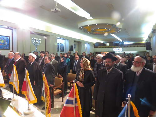 قیام حاظران بخاطر سرود جمهوری اسلامی ایران در مراسم بزرگداشت بیست و دوم بهم