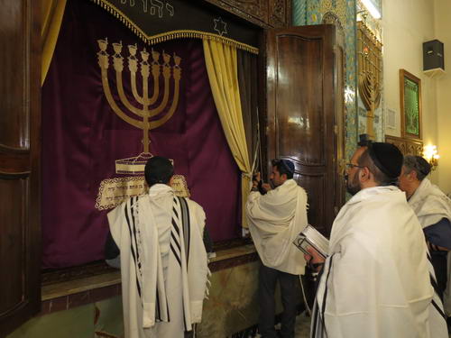 کنیسای یوسف آباد حاخام دکتر حمامی در حال باز کردن حخال در مراسم تحویل یک سفر توراه از نیروی انتظامی