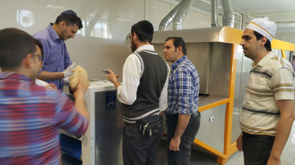 دست دادن آقای گلستانی و نماینده وِیژه رئیس جمهور